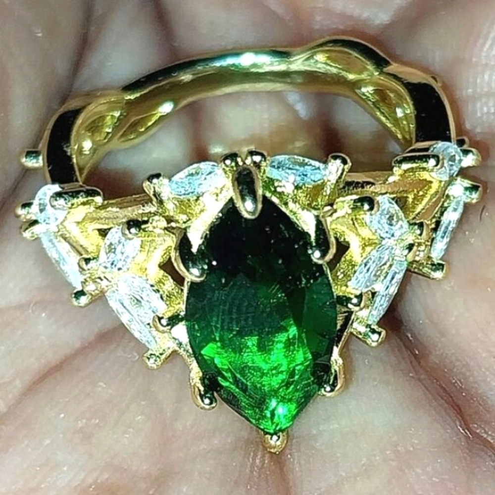 Ladies Beautiful Emerald Green Elegant Wedding Ring sz 7